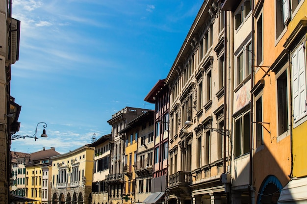 Stara ulica włoskiego miasta z jasnymi domami