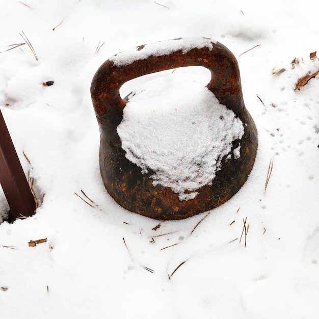 Stara waga na podwórku pod śniegiem