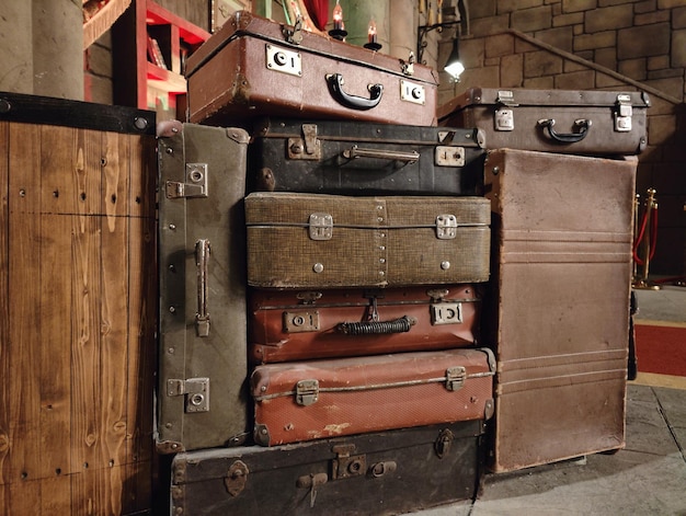 Stara walizka. Vintage stare klasyczne skórzane walizki podróżne. Pojęcie bagażu podróżnego.