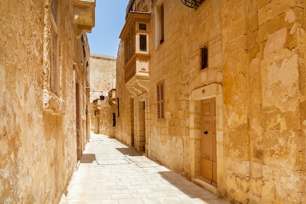 Stara wąska średniowieczna ulica Mdina, Malta.Sights na wyspie Malta