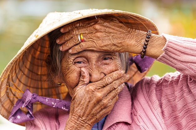 Stara Wietnamska kobieta z fiołkową kurtką