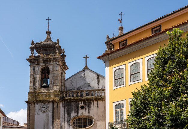 Stara wieża kościoła kościoła Sao Bartholomeu w centrum miasta Coimbra w Portugalii