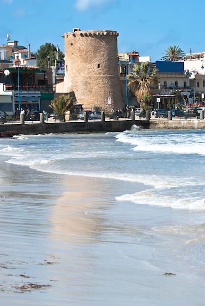 Zdjęcie stara wieża na plaży mondello