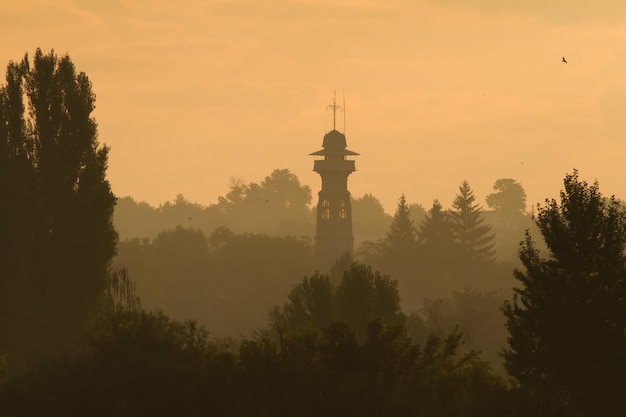 Stara wieża przeciwpożarowa Rzadkość Świt Słońce wschodzi nad starym miastem