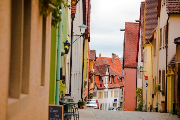 Stara wieża zegarowa na ulicach bajkowego miasta Rothenburg, Niemcy