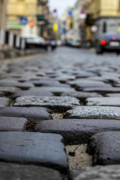 Stara zabytkowa brukowana główna ulica z selektywnym naciskiem na bruk