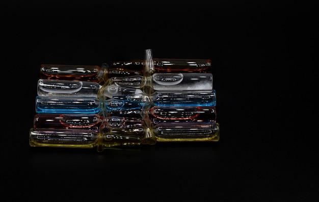 Stare ampułki z kolorowym płynem odczynnikiem stosowane w wykrywaniu substancji narkotycznych przez CSI sci