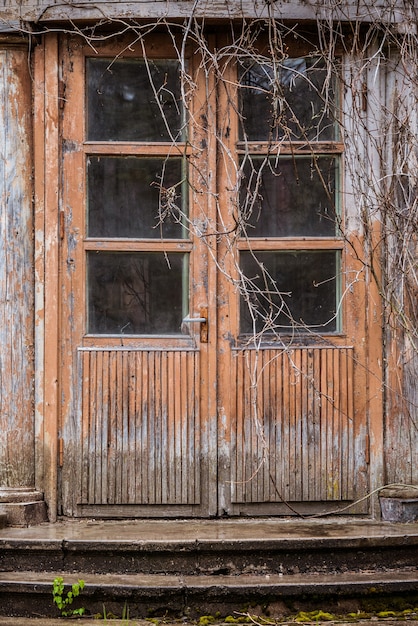 Stare brązowe drewniane drzwi z szybami