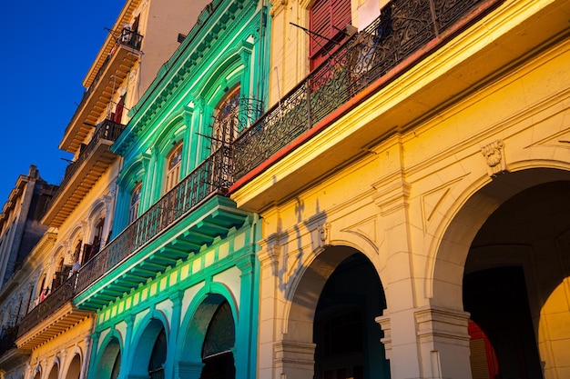 Stare budynki Havana Havana Vieja o zachodzie słońca w zabytkowym centrum miasta w pobliżu El Capitolio