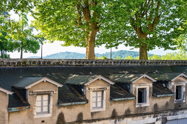 Stare budynki i park publiczny z widokiem na Pireneje w mieście Pau France