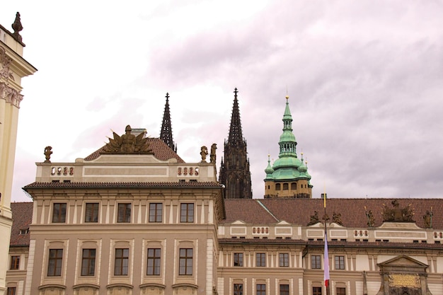 Stare budynki w Pradze z widokiem na stare budynki