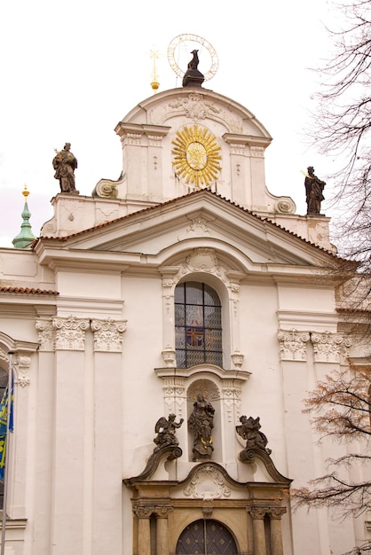 Stare budynki w Pradze z widokiem na stare budynki