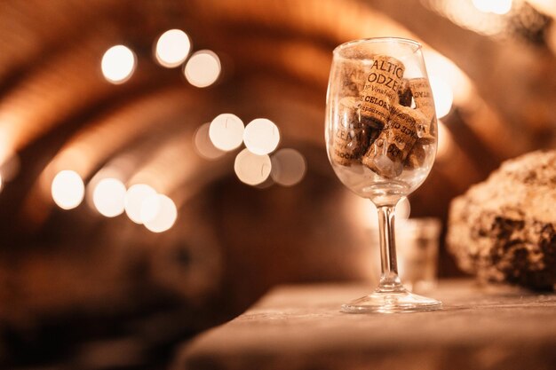 Stare butelki wina odkurzane w tradycyjnej piwnicy podziemnej Mała i stara piwnica z pełnymi butelkami wina Koncepcja winiarska Zamek Valtice na południowych Morawach Republika Czeska Europa