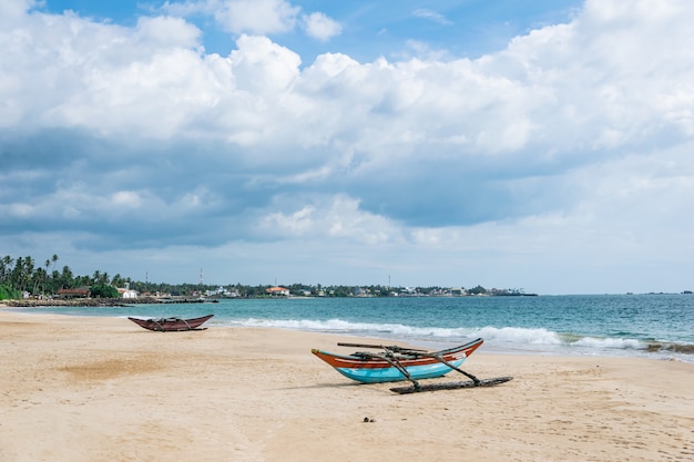 Stare Catamaran łodzie Na Plaży Przeciw Niebieskiemu Niebu Z Pięknymi Chmurami Na Słonecznym Dniu I Oceanu, Sri Lanka