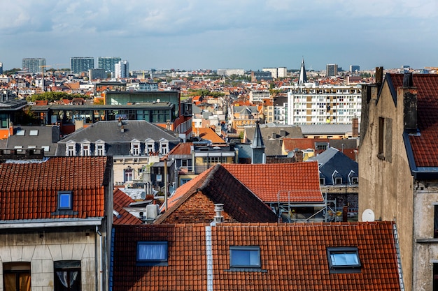 Stare dachy domów w Brukseli. Piękny widok z góry.