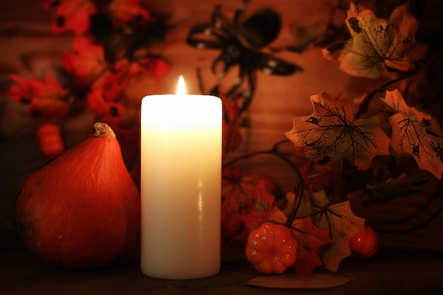 Stare dekoracje stołu na świece z rzeźbionymi dyniami na Halloween