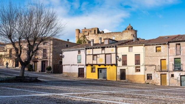 Stare domy na dużym placu malowniczej wioski Palazuelos Guadalajara w Hiszpanii