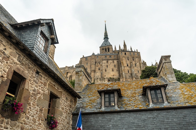 Stare Drewniane Domy W Słynnym Opactwie Mont Saint-michel W Departamencie Manche, Region Normandii, Francja