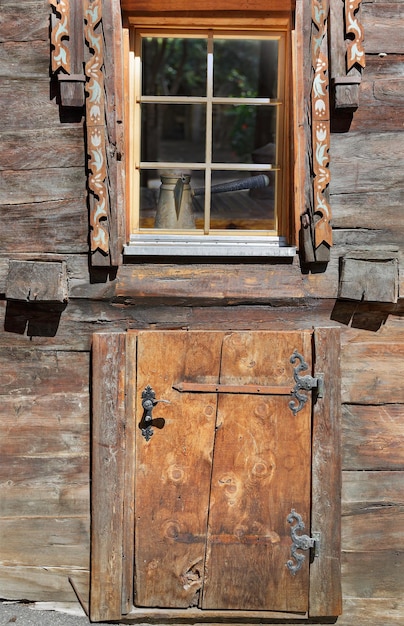 Stare drewniane drzwi i okno