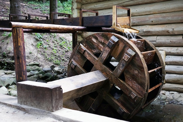 Zdjęcie stare drewniane koło wodne