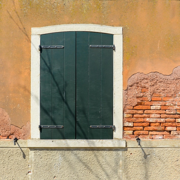 Zdjęcie stare drewniane okno w domu na wyspie burano