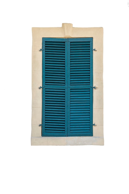 Stare drewniane okno z zamkniętymi niebieskimi okiennicami strychowymi pionowymi izolowanymi na białym tle