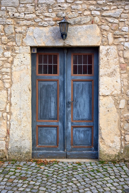 Zdjęcie stare drzwi w ścianie z piaskowca