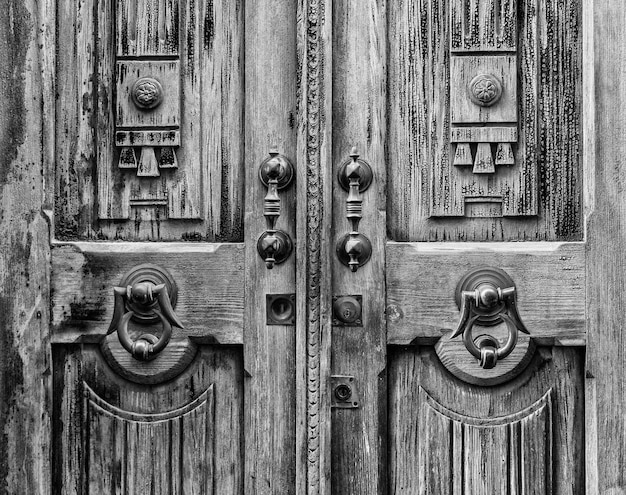 Stare drzwi z klapą w czerni i bieli
