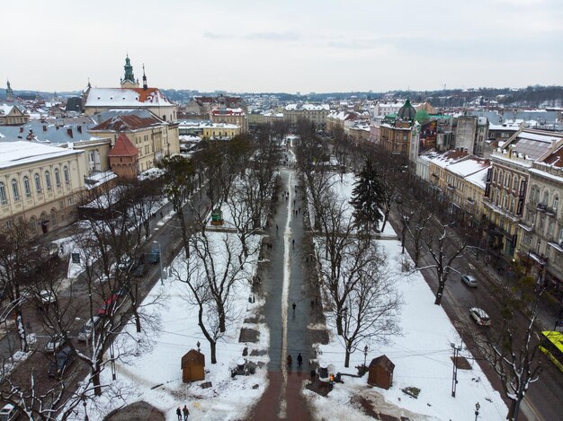 Stare europejskie miasto z lotu ptaka w zimie zaśnieżone dachy