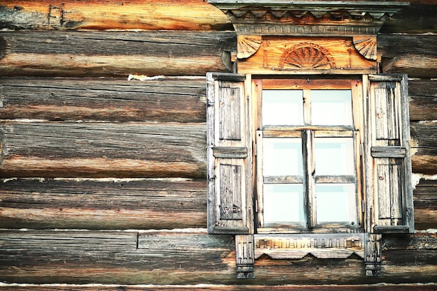 Stare historyczne muzeum prawosławne. Niesamowity piękny niepowtarzalny wiejski krajobraz. Kraj północny Rosja.