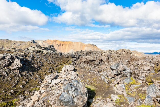 Stare kamienie na polu lawy wulkanicznej Laugahraun