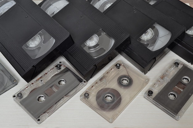 Zdjęcie stare kasety wideo i audio na stole