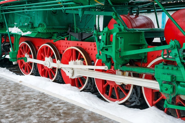 Stare koła lokomotywy parowej na zbliżenie torów kolejowych