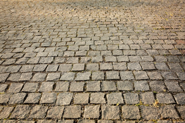 Stare kostki brukowe na ulicy w centrum miasta Użhorod