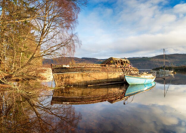 Zdjęcie stare łodzie na loch ness