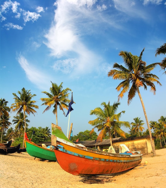 Stare łodzie rybackie na plaży w indiach