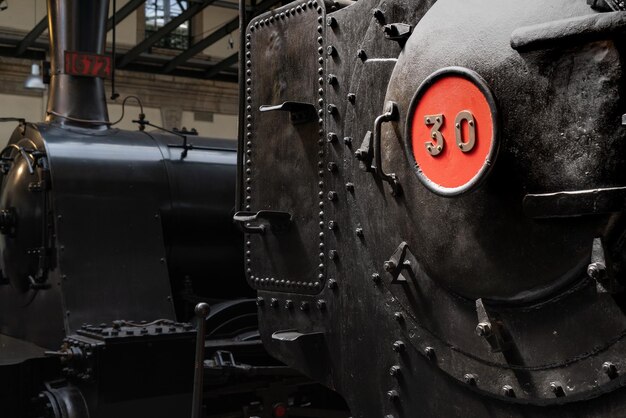 Stare lokomotywy węglowe w muzeum kolejowym Gijn Asturias Hiszpania