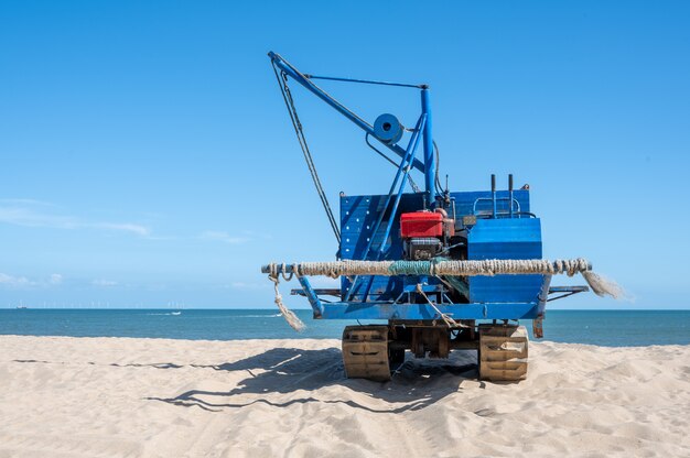 Zdjęcie stare maszyny wędkarskie zaparkowane na plaży?