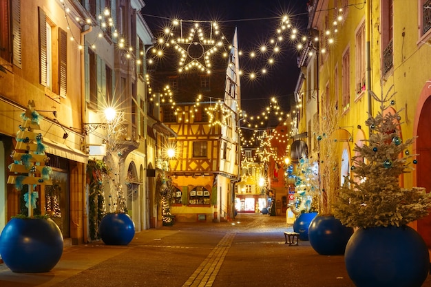 Stare miasto Colmar zdobione i oświetlone na Boże Narodzenie