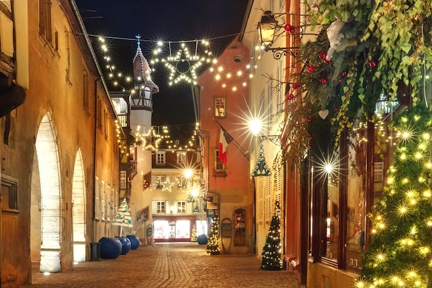 Stare miasto Colmar zdobione i oświetlone na Boże Narodzenie