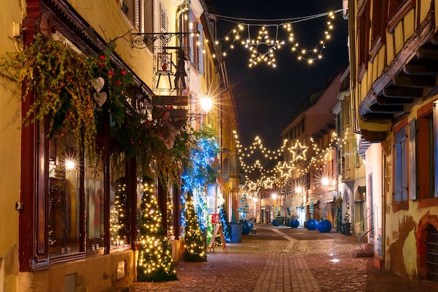 Stare miasto Colmar, zdobione i oświetlone w czasie Bożego Narodzenia, Alzacja, Francja