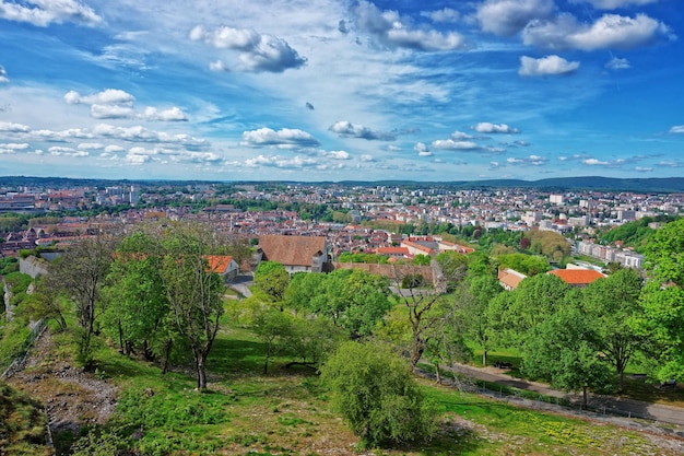 Stare miasto i dachy w Besancon w regionie Bourgogne Franche Comte we Francji.