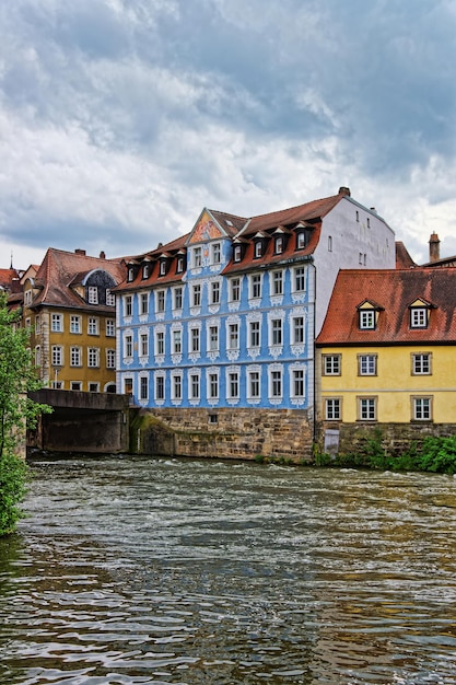 Stare miasto i rzeka Regnitz w Bambergu w Górnej Frankonii, Bawaria, Niemcy.