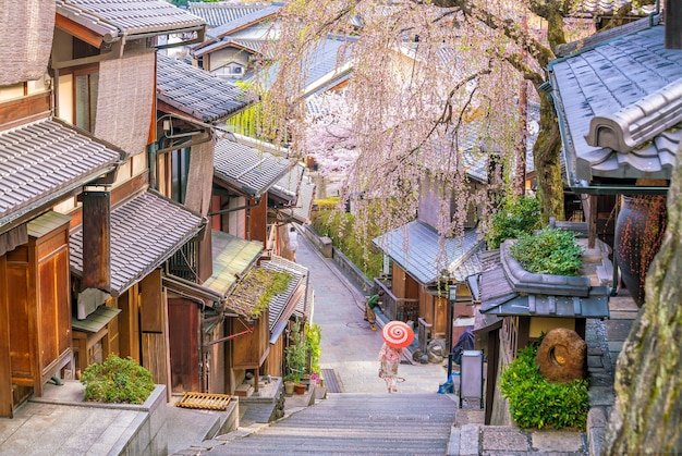 Stare miasto Kioto, dzielnica Higashiyama podczas sezonu sakura w Japonii