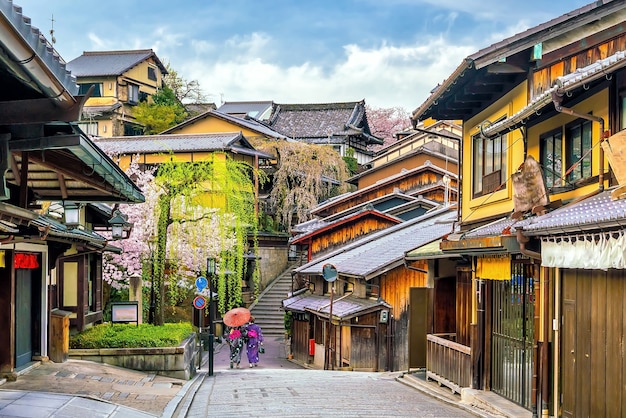 Stare miasto Kioto, dzielnica Higashiyama podczas sezonu sakura w Japonii