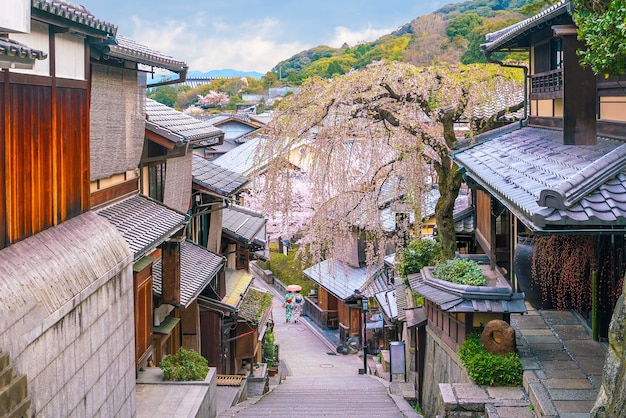 Zdjęcie stare miasto kioto, dzielnica higashiyama podczas sezonu sakura w japonii