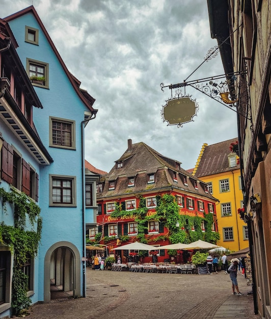 Stare miasto Meersburg w Niemczech, typowe dobrze zachowane średniowieczne miasto,