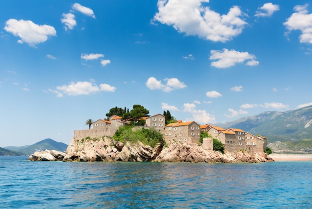 Stare miasto na wyspie na wybrzeżu Adriatyku
