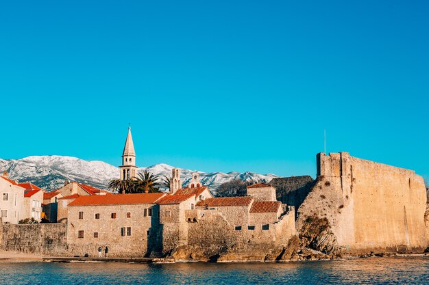 Stare miasto w górach Budva pokryte śniegiem