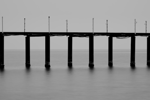 Stare Molo Na Plaży I Długie Fale Morskie?